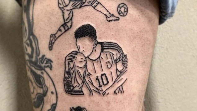 imagen Furor por los tatuajes: "Messi besando la copa, las estrellitas y los guantes de Dibu son los más elegidos"