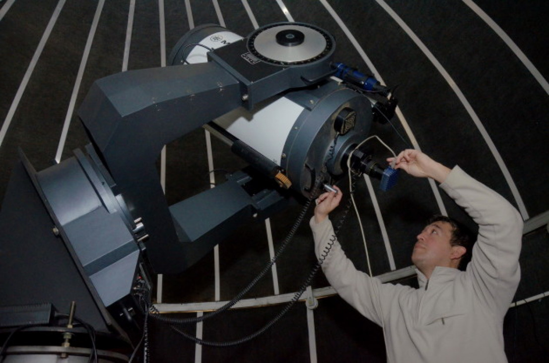 imagen El universo a través de un telescopio remoto 