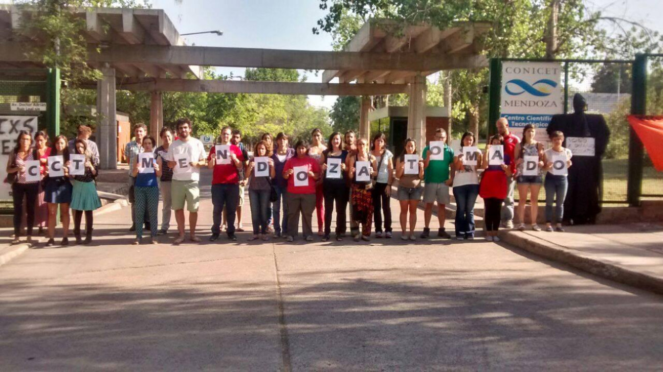 imagen Toma pacífica del Conicet Mendoza