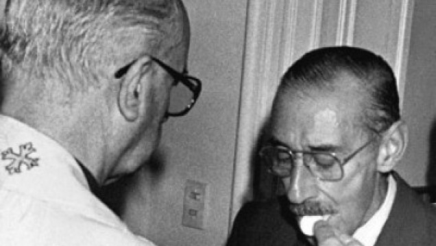 imagen Café Universidad - Pedido de excomunión del dictador Videla - Hernán Patiño Mayer