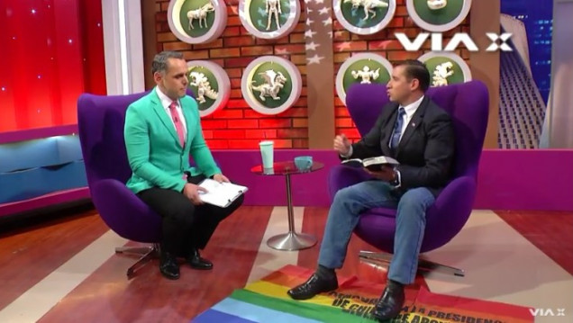 imagen Polémica por un pastor que usó una bandera de la diversidad sexual como alfombra