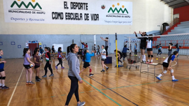 imagen Yas Nizetich dio una clínica de voley en Maipú