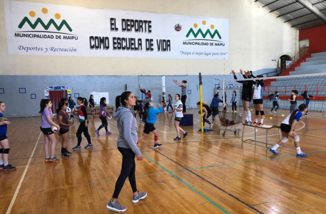 imagen Yas Nizetich dio una clínica de voley en Maipú