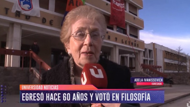 imagen Una egresada de la UNCUYO fue a votar con 88 años 