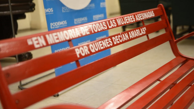 imagen Un banco rojo por las que ya no están