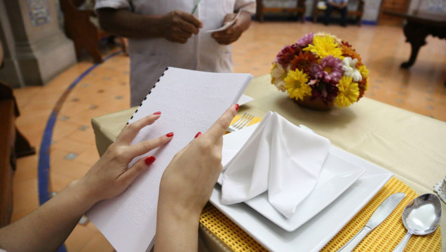 imagen A partir del 14 de agosto, los restoranes deberán tener un menú en braille