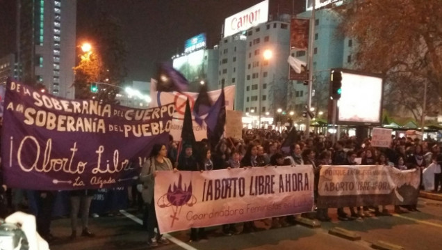 imagen Multitudinaria marcha en Chile a favor del aborto "libre, seguro y gratuito"
