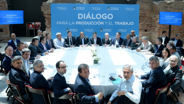 imagen El Gobierno, empresarios y la CGT firmaron un acuerdo para evitar los despidos hasta marzo de 2017
