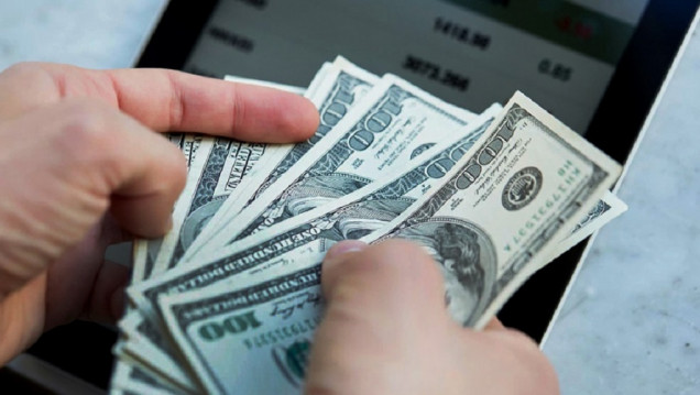 imagen Por el contexto internacional, el dólar sube y baja de a centavos