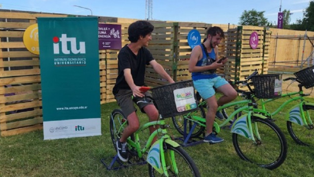 imagen Estudiantes del ITU diseñaron un prototipo para cargar celulares con una bici