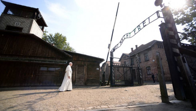 imagen Francisco pidió en Auschwitz "perdón por tanta crueldad"