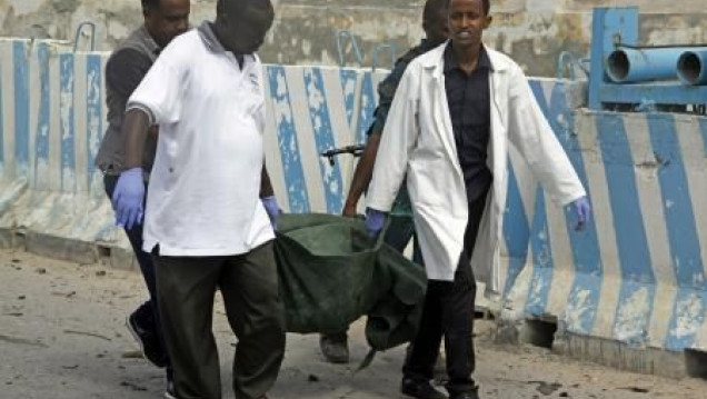 imagen Trece muertos tras un doble atentado en un aeropuerto de Somalia