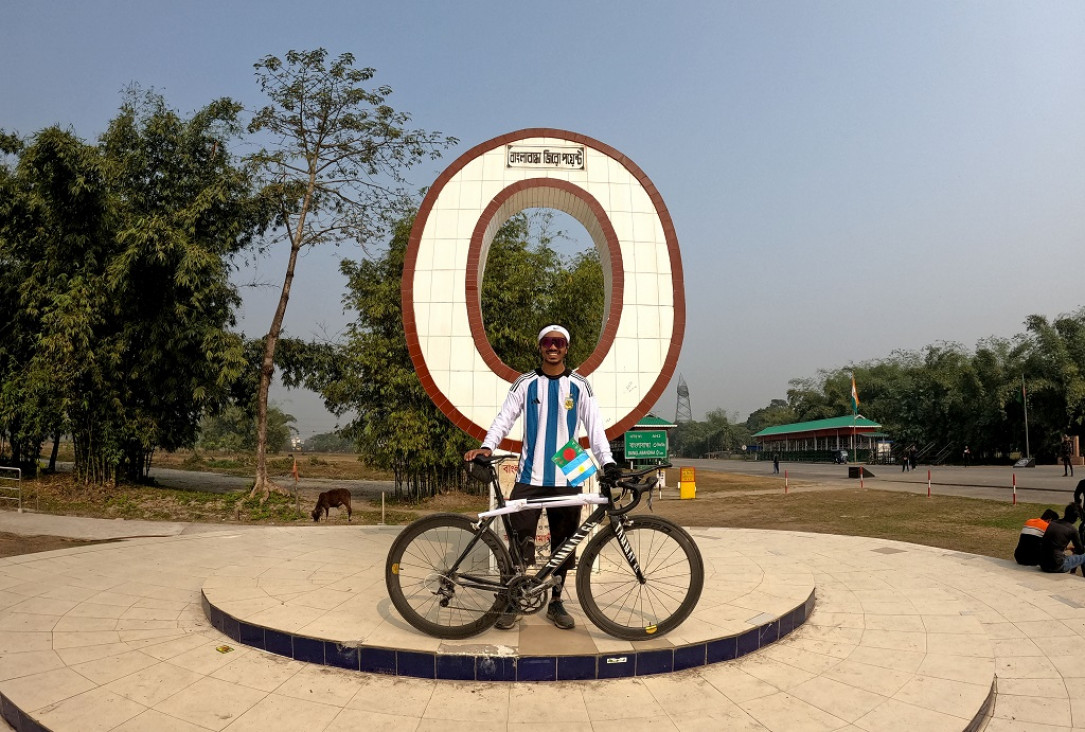 imagen  Un ciclista de Bangladesh recorrió 1003 km en su país en honor a Messi 