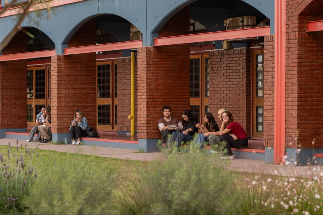 imagen El trabajo y las tareas de cuidado reconfiguran la trayectoria académica en la universidad