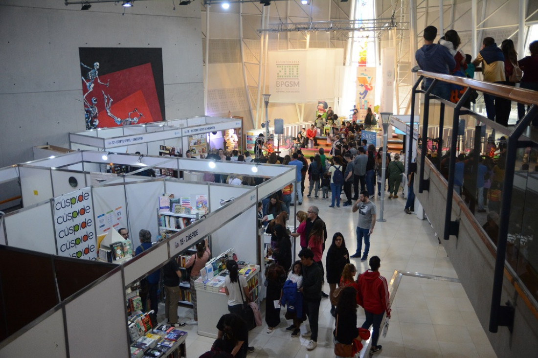 imagen La Feria del Libro 2022 continúa con estrenos de obras, nuevas ofertas literarias y espectáculos musicales 