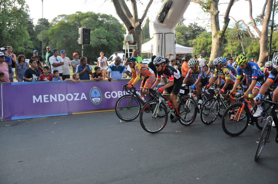 imagen El inicio de la Vuelta Ciclística de Mendoza en 20 imágenes
