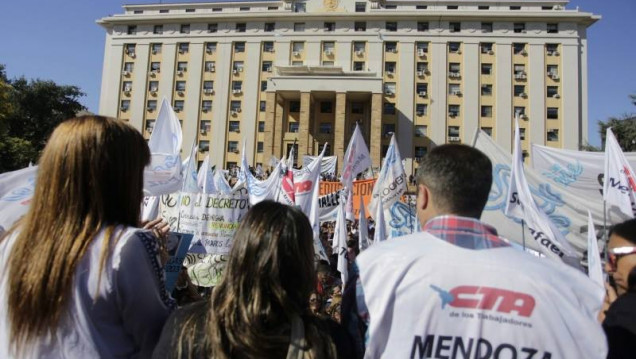 imagen Los maestros llevaron el reclamo a la Casa de Gobierno 