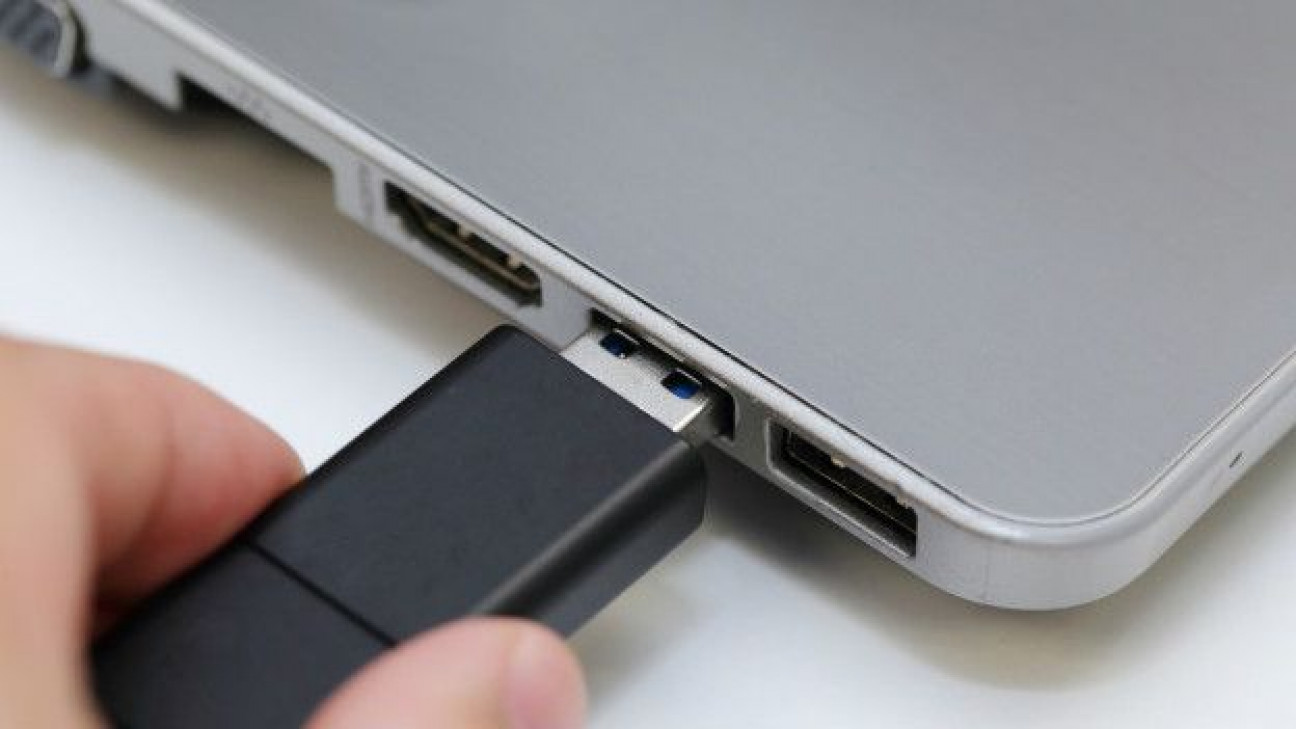 imagen ¿Levantarías un pendrive del suelo para ver qué tiene?