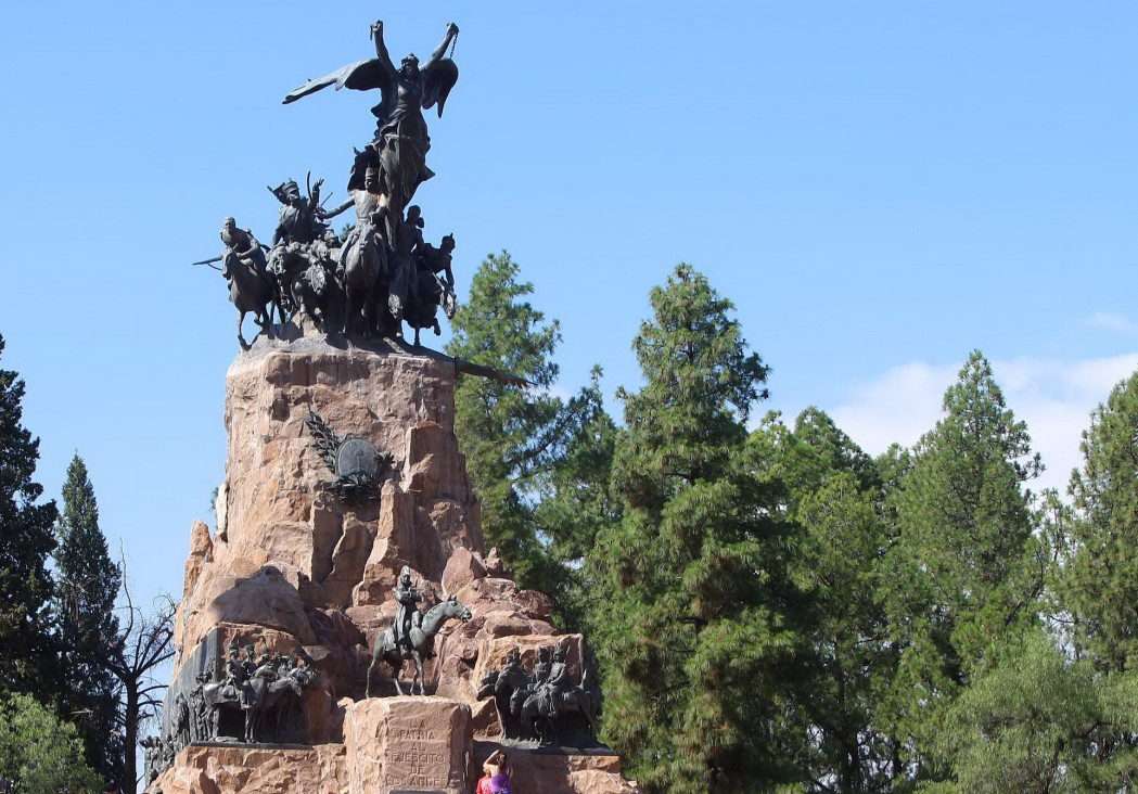 imagen Cerro de la Gloria inhabilitado por derrumbes 
