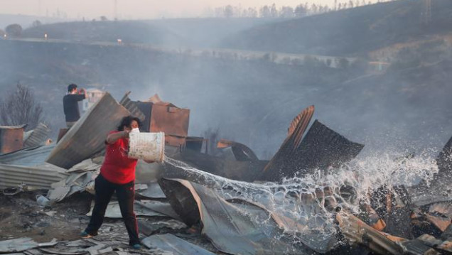 imagen Declararon alerta roja por los incendios en Valparaíso
