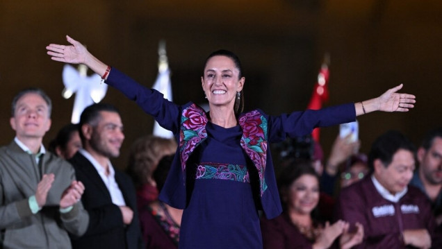 imagen Con perfil progresista pero en tensión con los feminismos, asumirá la primera presidenta de México