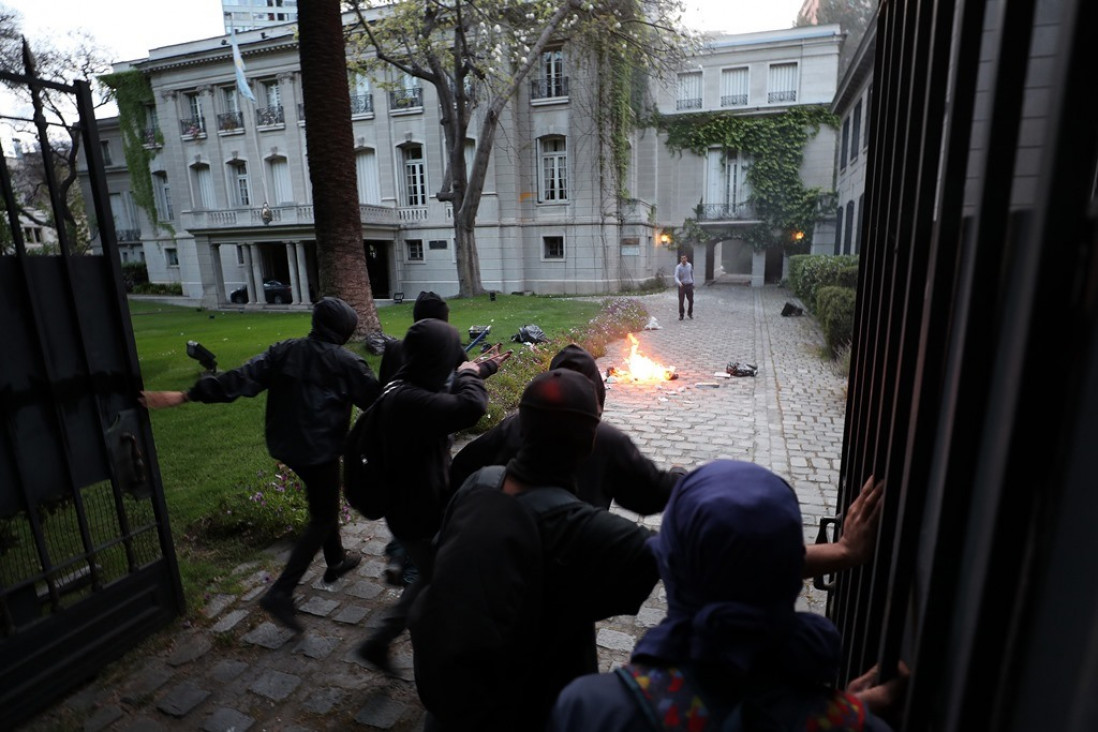 imagen Incidentes en la embajada argentina en Chile tras una marcha por Maldonado