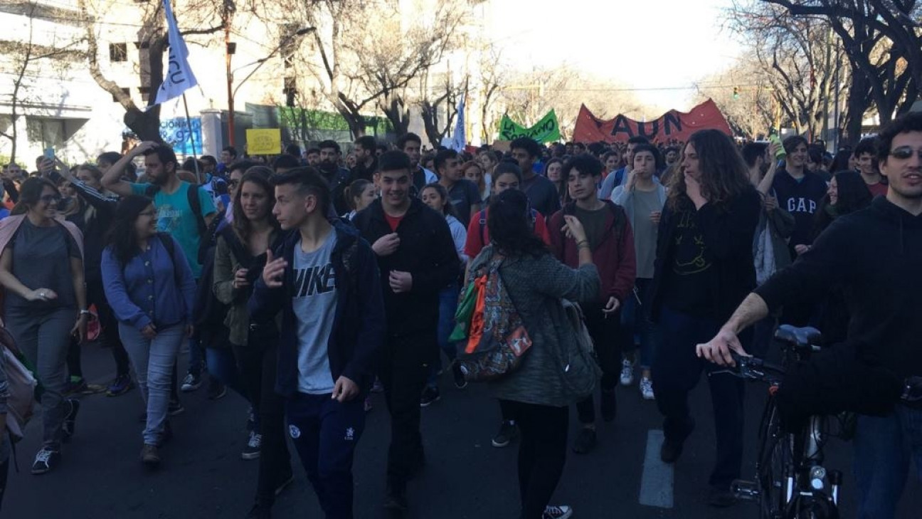 imagen Gremios docentes de Mendoza irán a la marcha del 30, en Buenos Aires