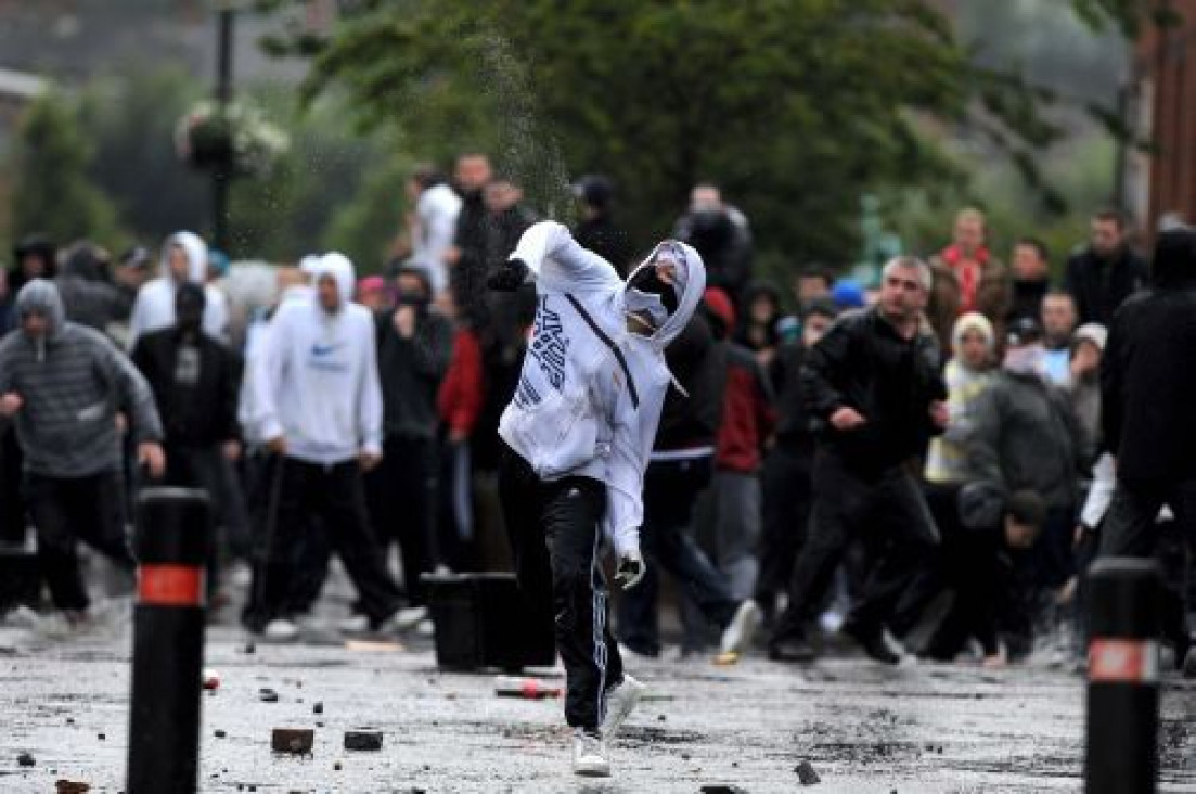 imagen Nuevos enfrentamientos en Irlanda del Norte entre católicos y protestantes dejaron 22 policías heridos