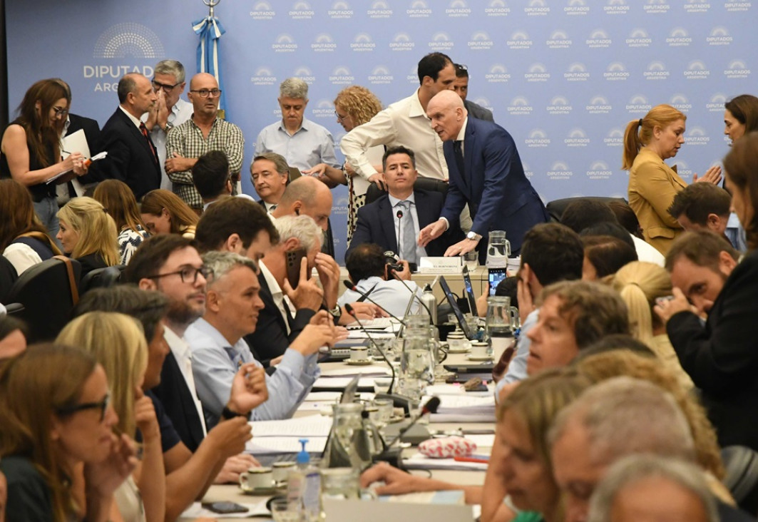 imagen Ley ómnibus: el oficialismo logró emitir dictamen de mayoría junto a bloques dialoguistas en Diputados