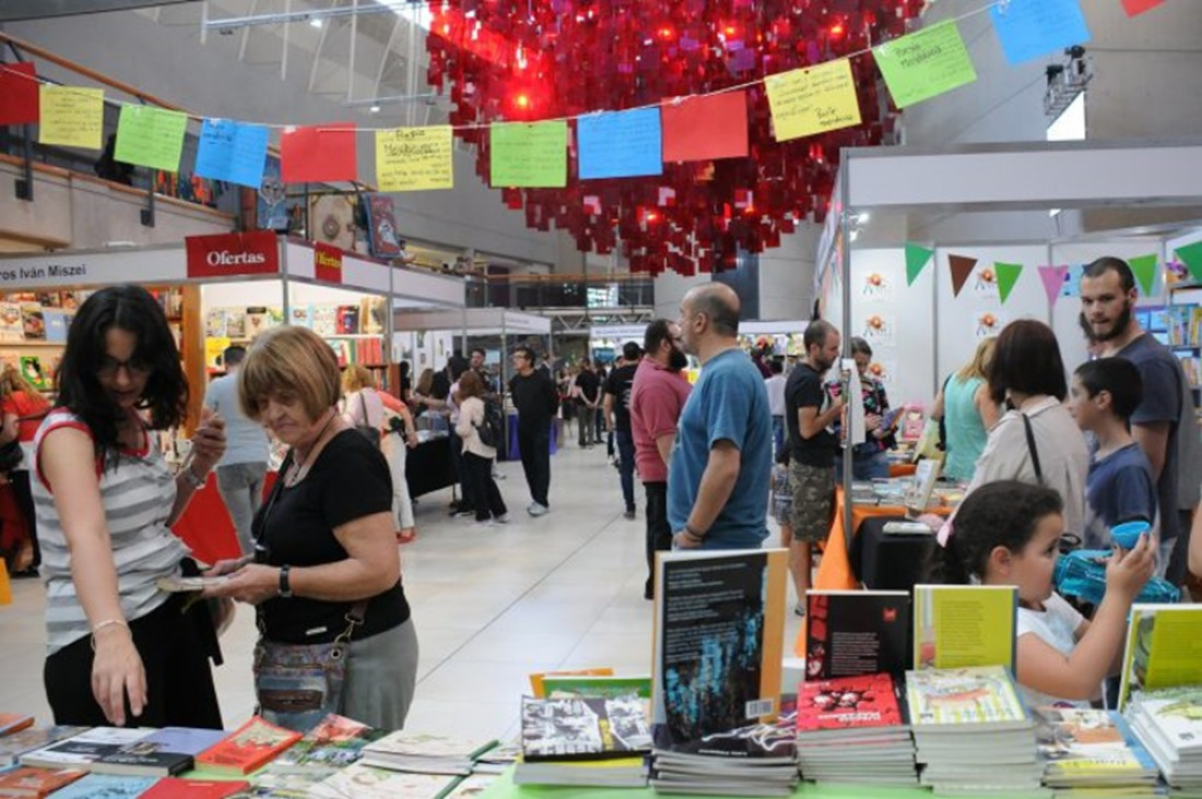 imagen Continúa todo el fin de semana la Feria del Libro de Mendoza  