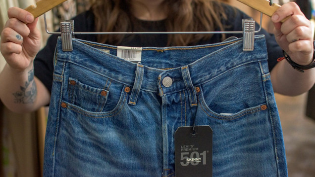imagen En Argentina se necesita trabajar casi medio mes para comprar un jean o unas zapatillas  