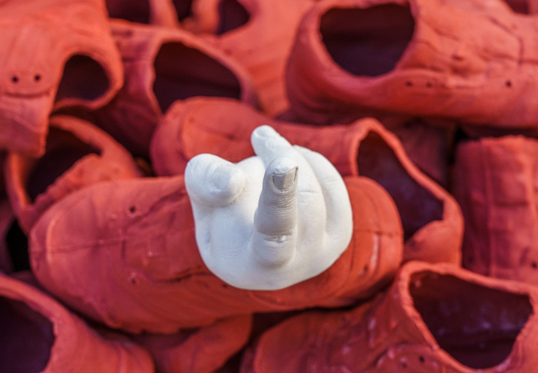imagen "Mentirocracia" y "El lenguaje de las formas", las muestras de arte que exhibe el Le Parc
