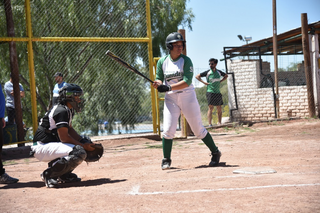 imagen Zoe Arditi tiene 13 años, juega al sóftbol en la UNCUYO y ya está en las selecciones de Mendoza y Argentina