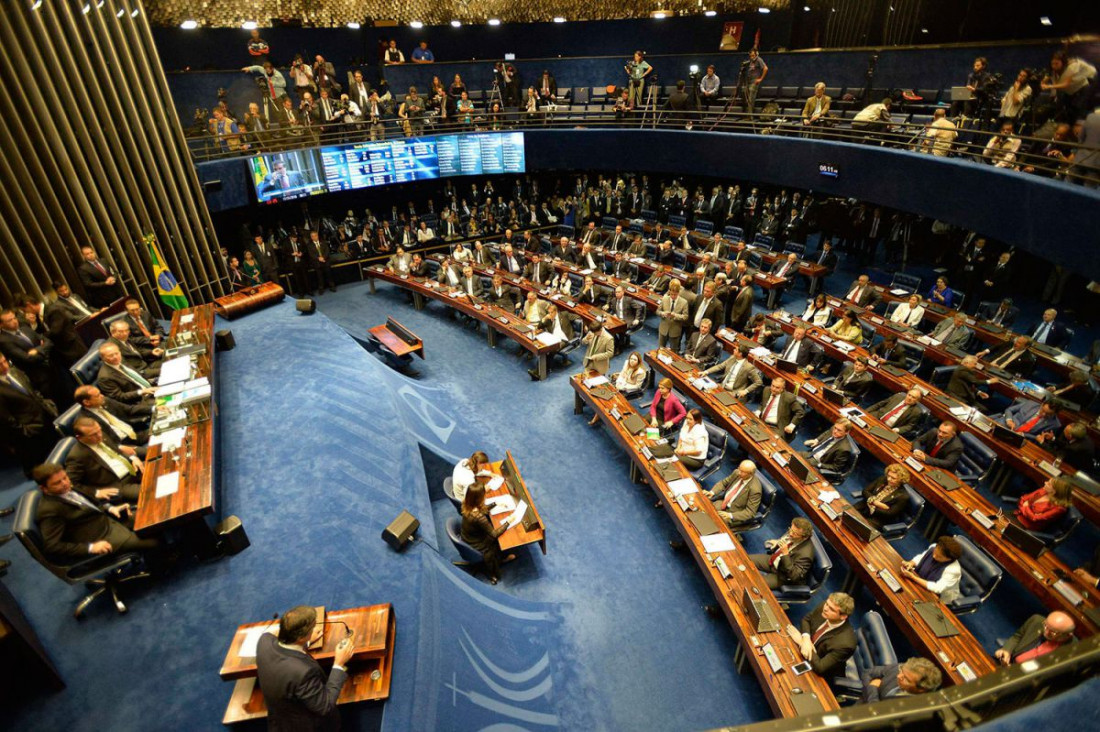 imagen El presidente del Senado cortó la luz y suspendió la sesión