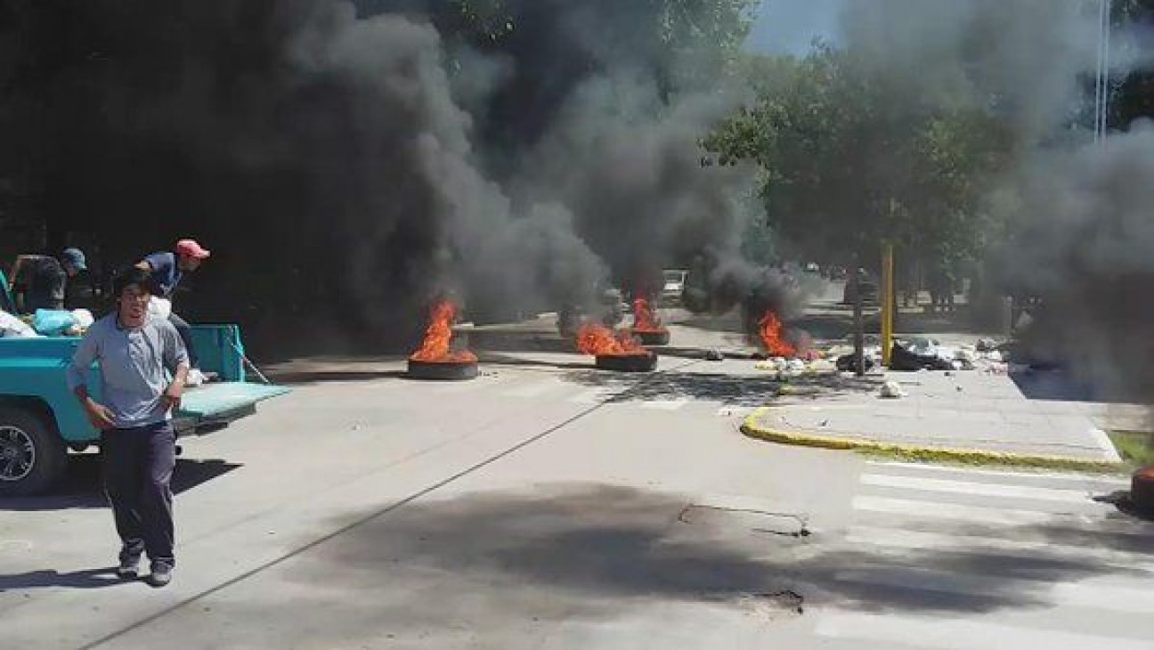 imagen Empleados cortaron el acceso a la Municipalidad de Santa Rosa