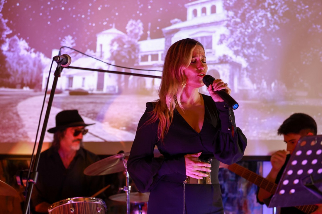 imagen Lola Ponce presentó un show en el castillo de la Estancia de Ancón
