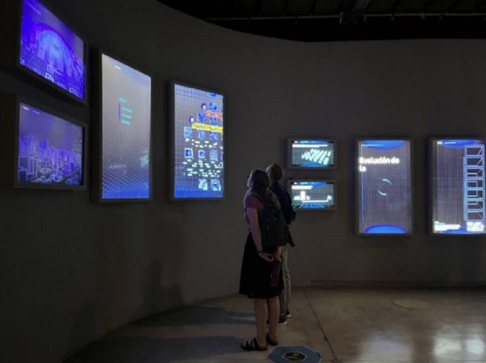 imagen Abre la exposición "Conectados. Una mirada a la tecnología que nos acerca"