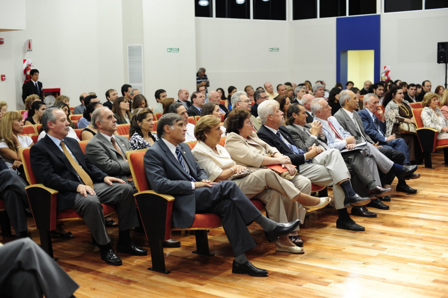 imagen Inauguraron muestra  de arte en el hall del Hospital Universitario
