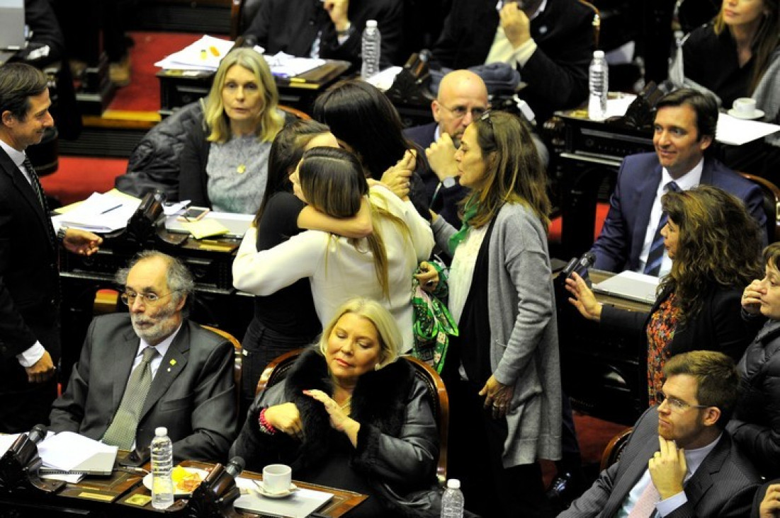 imagen Para calmar internas, Macri se reunió con diputadas en contra del aborto