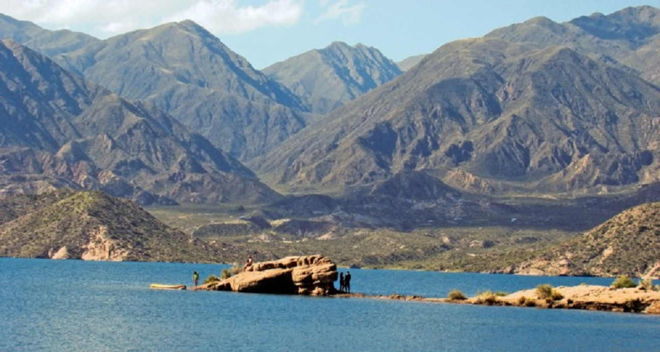 imagen Estudian la presencia de microplásticos en ecosistemas de agua dulce en toda Argentina