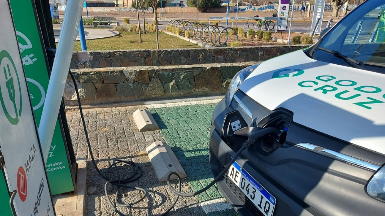 imagen La red de cargadores para autos eléctricos se expande y ya hay 230 equipos en 19 distritos