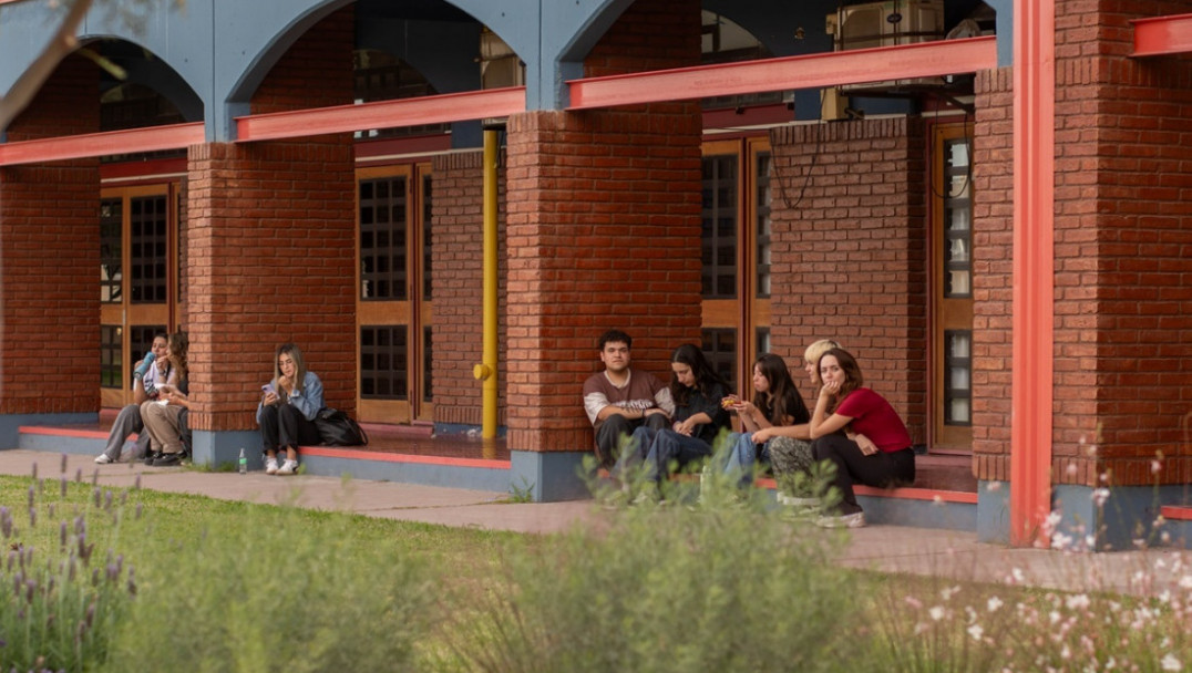 imagen Ya no es solo estudiar: el trabajo y las tareas de cuidado transforman las trayectorias universitarias