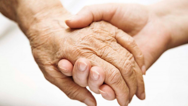 imagen Más ancianos que necesitan cuidados y menos gente para asistirlos