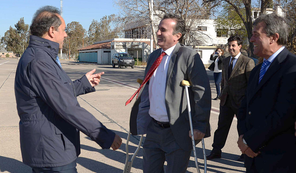 imagen Hoy operan al gobernador de su fractura en la pierna izquierda