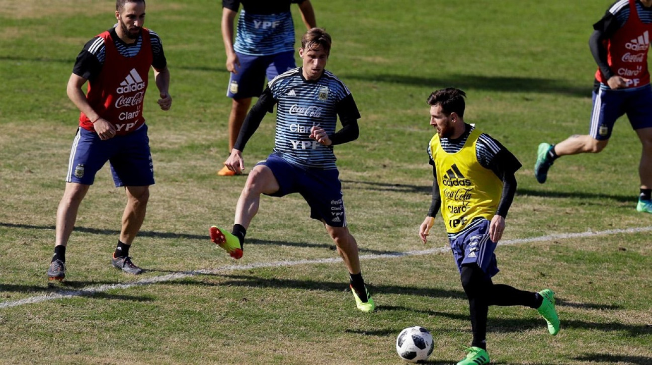 imagen Buena nueva para la selección: Otamendi y Acuña no están lesionados