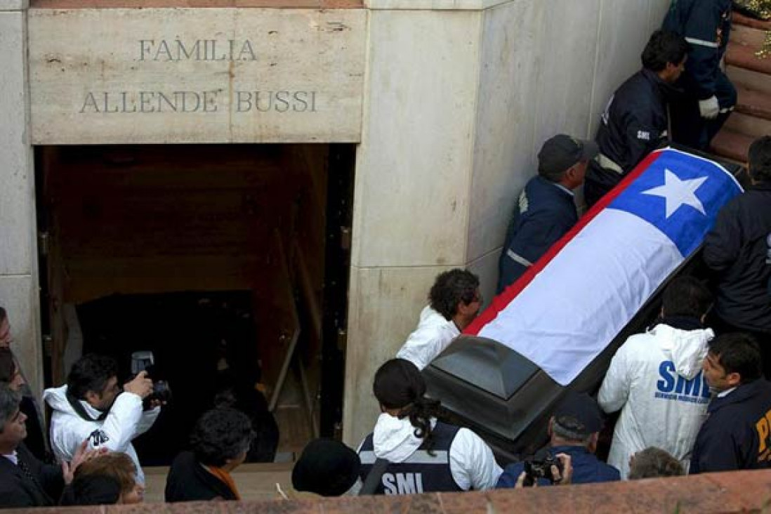 imagen Chile: exhumaron los restos de Salvador Allende para comprobar las causas de su muerte