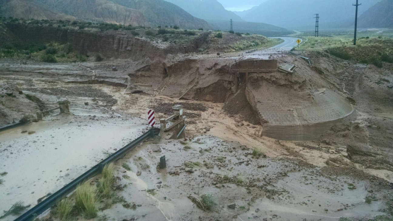 imagen Un alud rompió un puente de la Ruta 7 en alta montaña