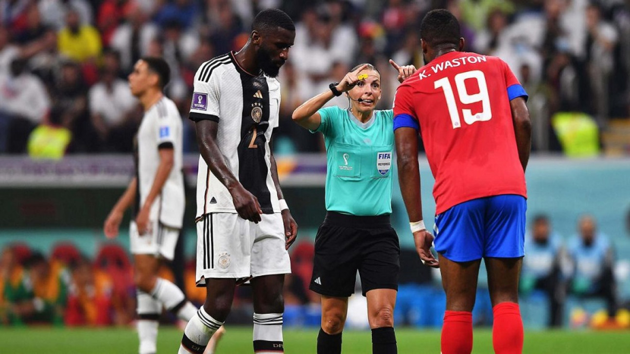 imagen La historia de Stéphanie Frappart, la árbitra francesa que hizo historia en Qatar 2022