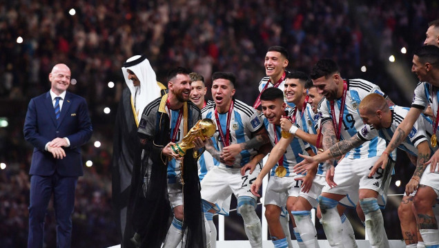 imagen Qué es el besht, la capa que le pusieron a Messi para levantar la Copa del Mundo
