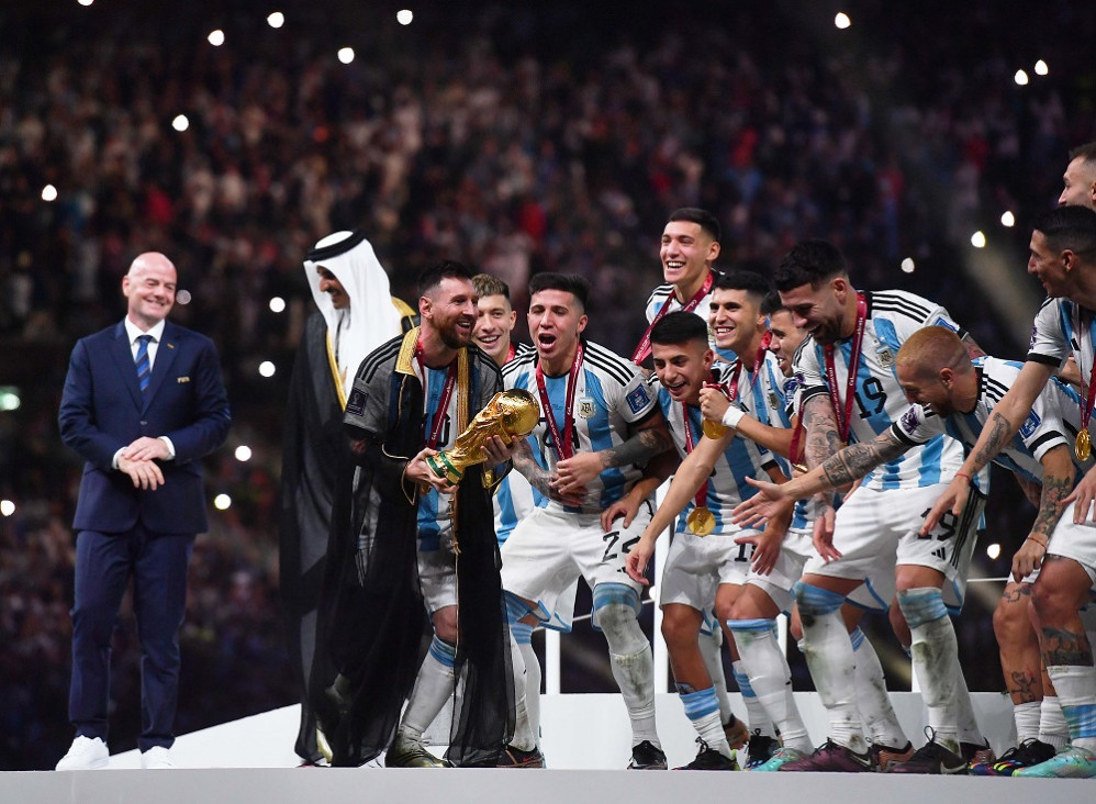 imagen Qué es el besht, la capa que le pusieron a Messi para levantar la Copa del Mundo